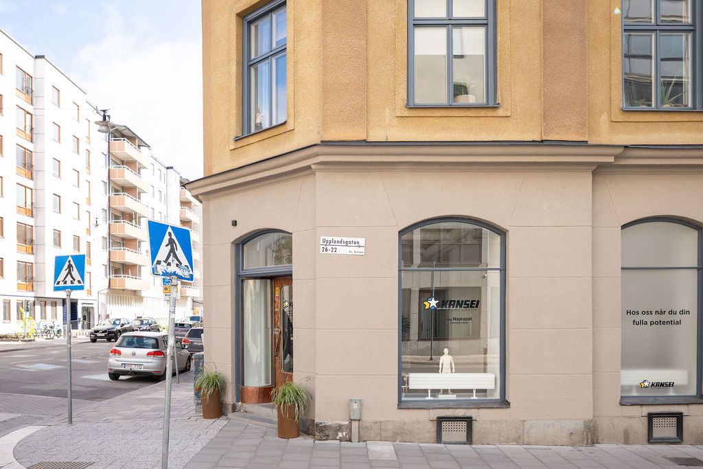 Kansei Rehabcenters lokal i gathörnet på Upplandsgatan 26