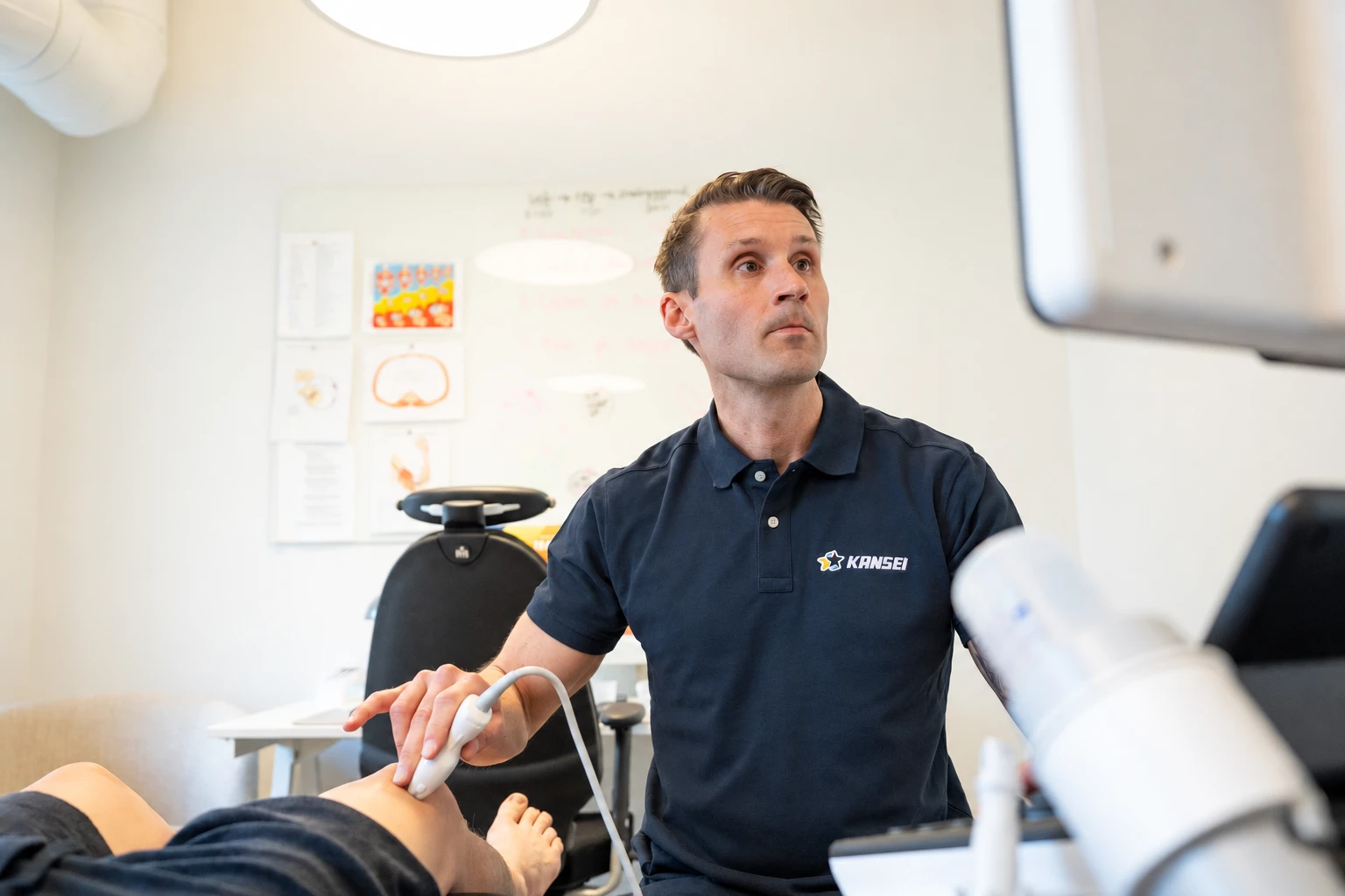 Carl-Robert undersöker ett knä med ultraljud på Kansei