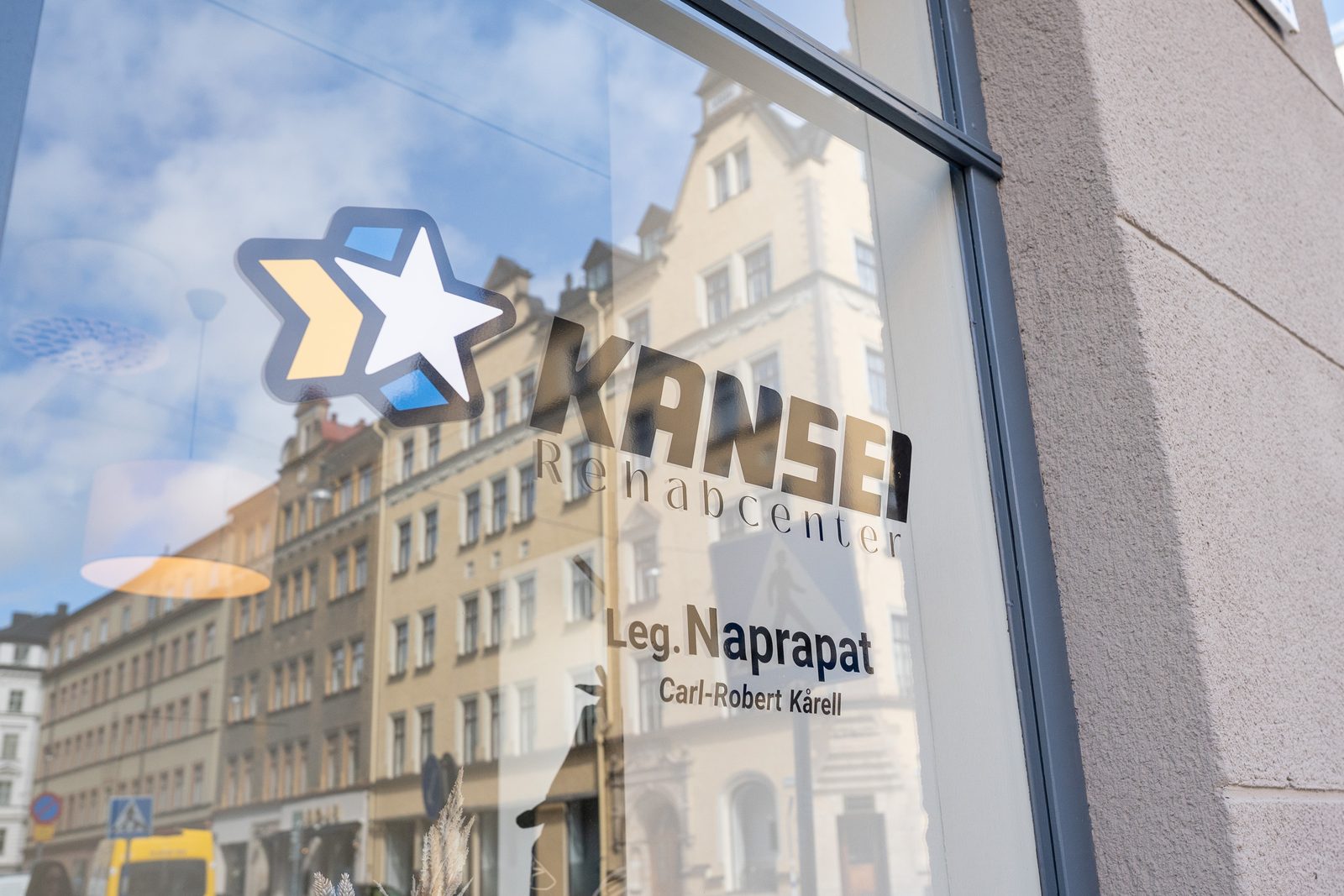 Kansei Rehabcenters skylt i fönstret